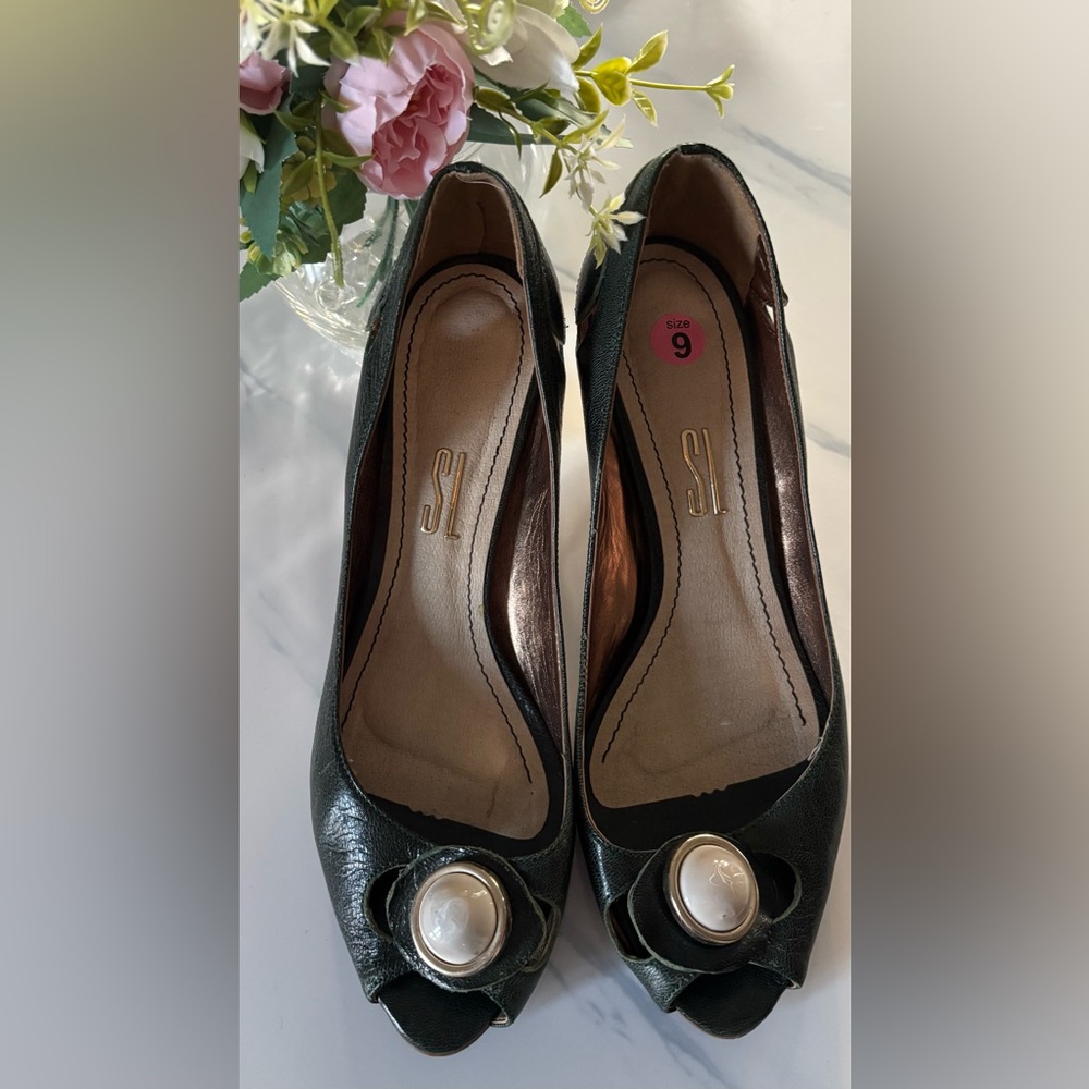 Stylish Green Peep-Toe Shoes With Statement Heel